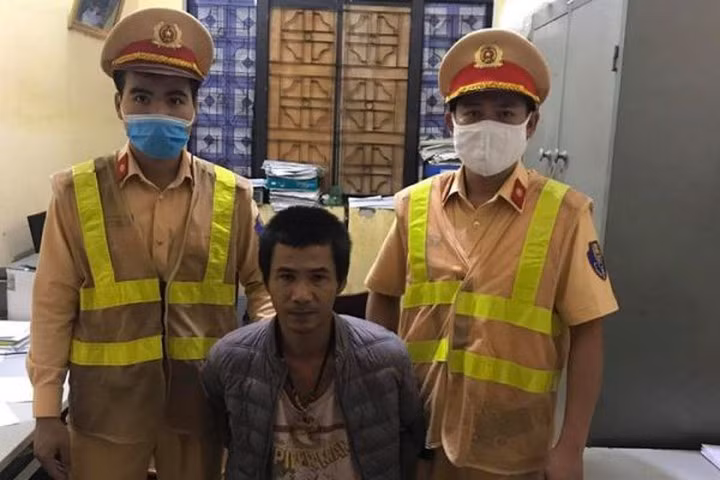 Đội CSGT số 9, Phòng CSGT, CATP Hà Nội đã phát hiện, truy bắt đối tượng trộm cắp ô tô trên Quốc lộ 32