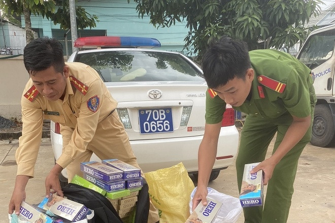 CSGT kiểm tra thu giữ số thuốc lá lậu CSGT kiểm tra thu giữ số thuốc lá lậu