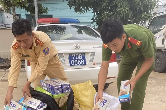 CSGT kiểm tra thu giữ số thuốc lá lậu