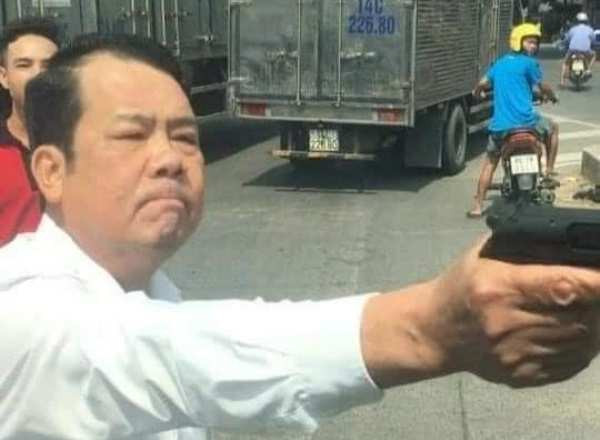 Ông Nguyễn Văn Sướng rút súng đe dọa lái xe do mâu thuẫn trên đường Ông Nguyễn Văn Sướng rút súng đe dọa lái xe do mâu thuẫn trên đường
