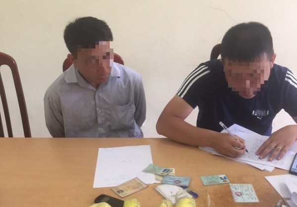 Hai đối tượng vi phạm bị CSGT cùng các đơn vị nghiệp vụ bắt giữ Hai đối tượng vi phạm bị CSGT cùng các đơn vị nghiệp vụ bắt giữ