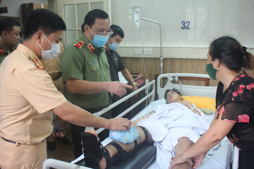 Thiếu tướng Nguyễn Hải Trung, Giám đốc CATP Hà Nội ân cần hỏi thăm tình hình sức khỏe Thiếu úy Lê Ngọc Sơn