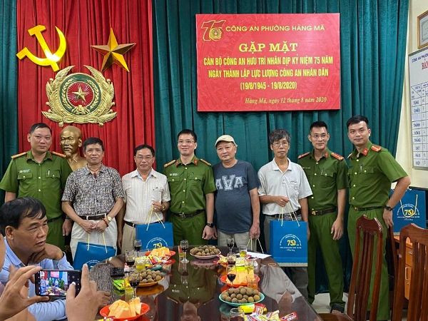 Các đơn vị CAP trên địa bàn cũng tổ chức những hoạt động thăm hỏi, tri ân, chúc mừng các đồng chí nguyên là lãnh đạo, chỉ huy trên địa bàn nhân dịp 19-8