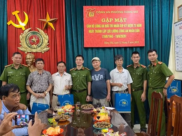 Các đơn vị CAP trên địa bàn cũng tổ chức những hoạt động thăm hỏi, tri ân, chúc mừng các đồng chí nguyên là lãnh đạo, chỉ huy trên địa bàn nhân dịp 19-8