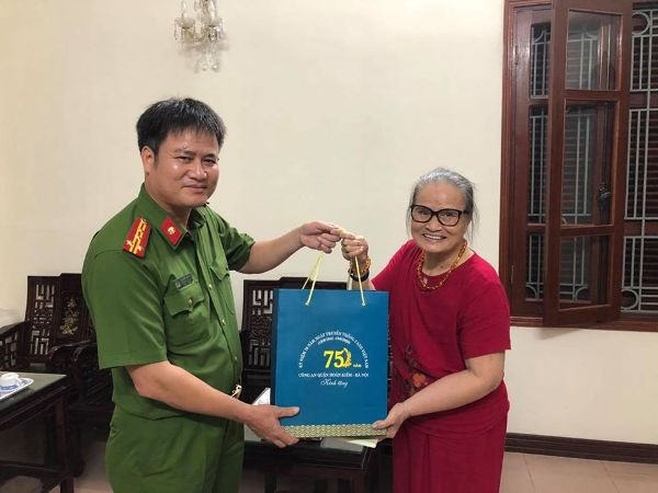 Những hoạt động thăm hỏi, tặng quà chúc mừng của Ban chỉ huy CAQ Hoàn Kiếm thể hiện đạo lý uống nước nhớ nguồn, ăn quả nhớ người trồng cây tốt đẹp của dân tộc