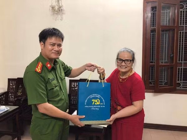 Những hoạt động thăm hỏi, tặng quà chúc mừng của Ban chỉ huy CAQ Hoàn Kiếm thể hiện đạo lý uống nước nhớ nguồn, ăn quả nhớ người trồng cây tốt đẹp của dân tộc