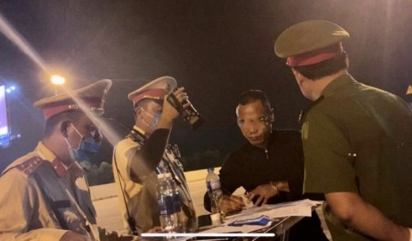 CSGT lập biên bản xử phạt lái xe dương tính với ma túy và điều khiển xe ô tô