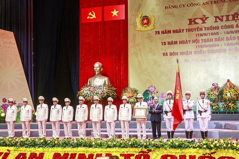 Thay mặt Lãnh đạo Đảng, Nhà nước, Thủ tướng Chính phủ Nguyễn Xuân Phúc trao Huân chương Quân công hạng Nhất cho Bộ Công an