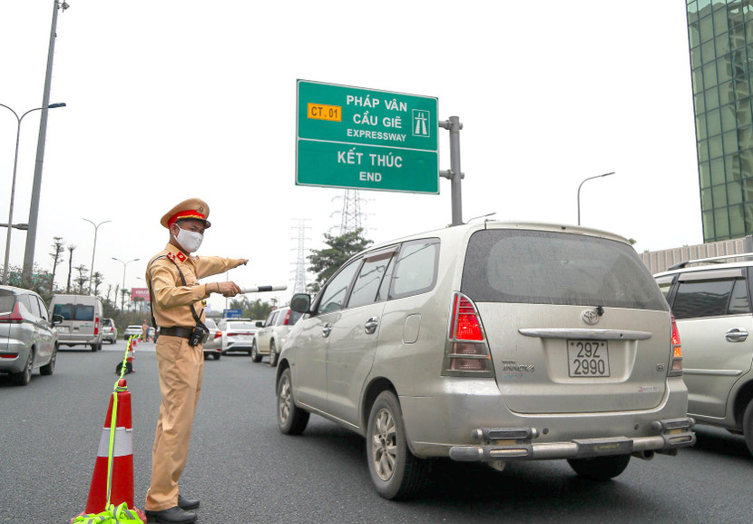 Lực lượng CSGT Thủ đô nỗ lực giải tỏa áp lực về giao thông ngày càng gia tăng trong những ngày tháng cuối năm Lực lượng CSGT Thủ đô nỗ lực giải tỏa áp lực về giao thông ngày càng gia tăng trong những ngày tháng cuối năm