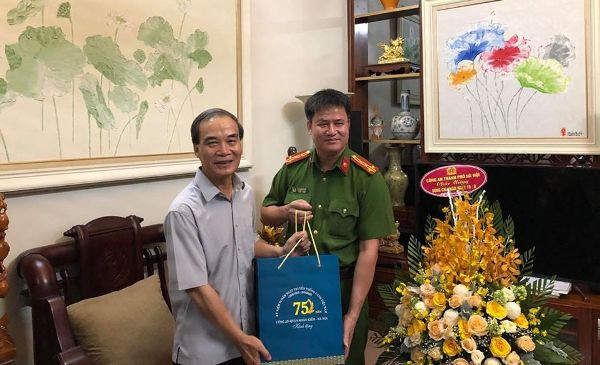 CAQ Hoàn Kiếm thăm hỏi, tặng quà, chúc mừng Thiếu tướng Phạm Xuân Bình, Nguyên Phó Giám đốc CATP Hà Nội nhân dịp 19-8