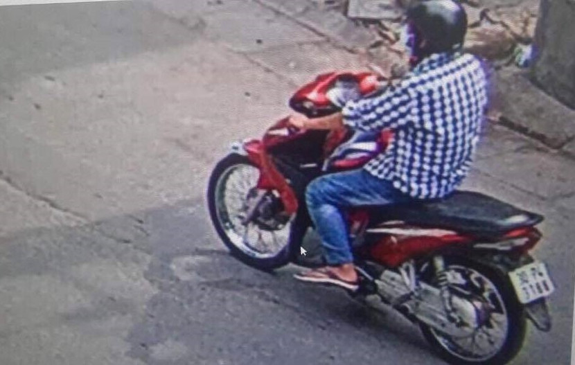 Hiệp điều khiển xe máy đi rải tờ rơi với nội dung xấu Hiệp điều khiển xe máy đi rải tờ rơi với nội dung xấu