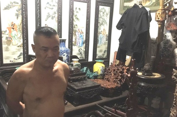 Phòng CSHS - CATP Hà Nội bắt quả tang đối tượng Toàn cùng đồng phạm khi đang trao đổi mua bán cổ vật trộm cắp được tại nhà Toàn