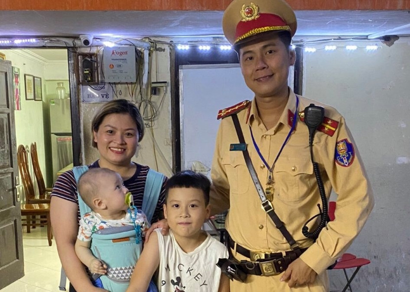 Đại úy Nguyễn Thế Quang đưa cháu Tâm về tận nhà trong niềm vui mừng của gia đình cháu