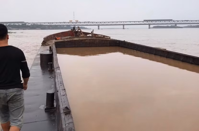 Chiếc tàu khai thác cát trái phép bị CSGT đường thủy Thủ đô phát hiện, xử lý