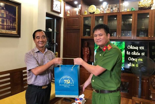 Thăm hỏi và tặng quà nguyên lãnh đạo chỉ huy CAQ Hoàn Kiếm