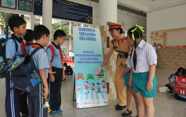 Bên cạnh việc tăng cường tuần tra xử lý vi phạm, CSGT cũng đẩy mạnh tuyên truyền các kiến thức đảm bảo ATGT cho học sinh, người dân
