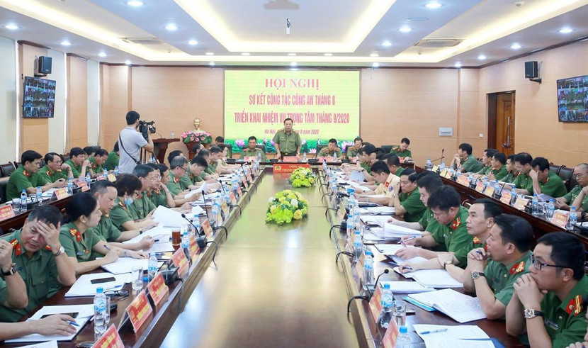 Thiếu tướng Nguyễn Hải Trung, Bí thư Đảng ủy, Giám đốc CATP Hà Nội phát biểu khai mạc Hội nghị giao ban trực tuyến (Ảnh Lam Thanh) Thiếu tướng Nguyễn Hải Trung, Bí thư Đảng ủy, Giám đốc CATP Hà Nội phát biểu khai mạc Hội nghị giao ban trực tuyến (Ảnh Lam Thanh)