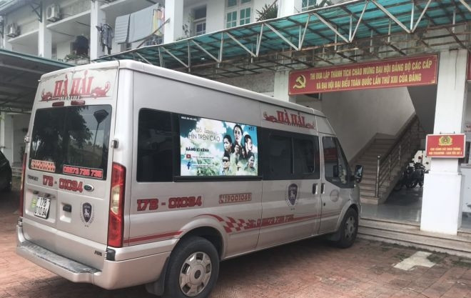 Chiếc xe khách vi phạm trên cao tốc bị CSGT dừng xe xử phạt lái xe