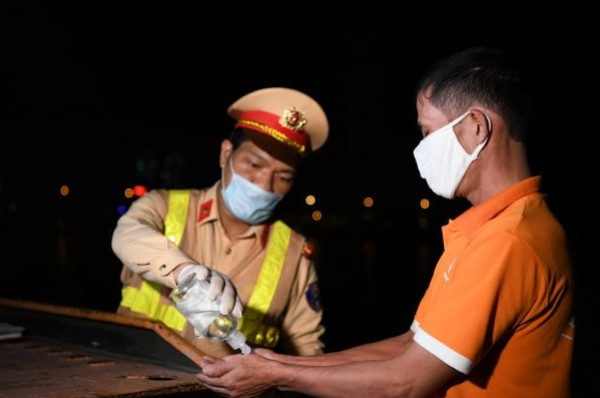 Lực lượng CSGT tăng cường kiểm tra xử lý các vi phạm và tuyên truyền về phòng, chống dịch Covid-19