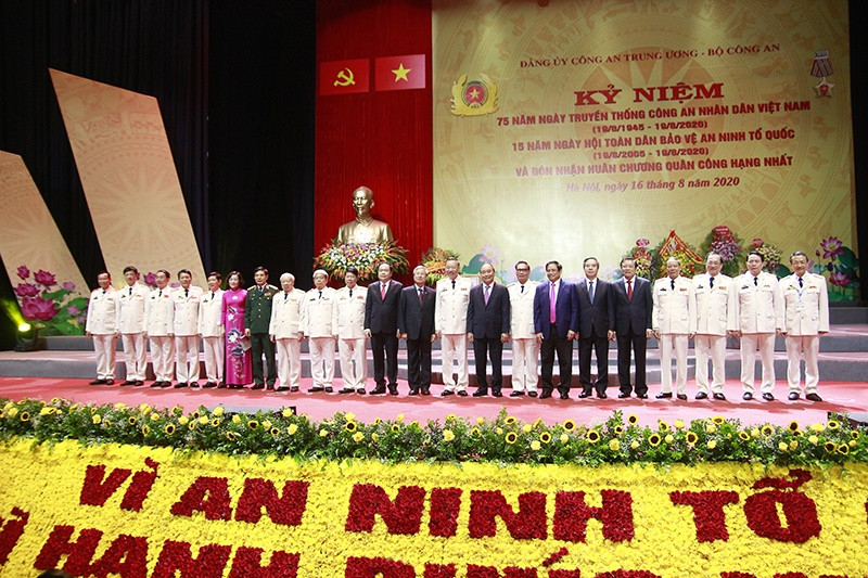 Các đồng chí Lãnh đạo Đảng, Nhà nước, Quốc hội… chụp ảnh lưu niệm với Lãnh đạo Bộ Công an