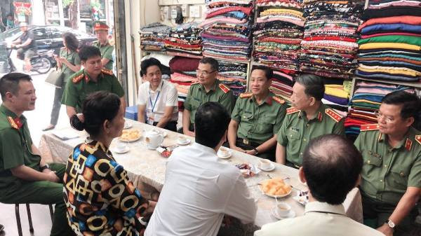 Đại diện lãnh đạo CATP Hà Nội, CAQ Hoàn Kiếm, CAQ Ba Đình tháp tùng Đại tướng Tô Lâm, Uỷ viên Bộ Chính trị, Bộ trưởng Bộ Công an đến thăm hỏi, tặng quà các gia đình chính sách nhân dịp 75 năm Ngày truyền thống CAND