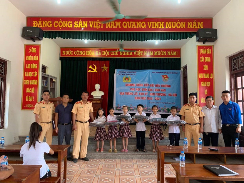 CSGT đường thủy số 1 tặng quà cho các em học sinh có hoàn cảnh khó khăn ở các làng chài trên sông Hồng