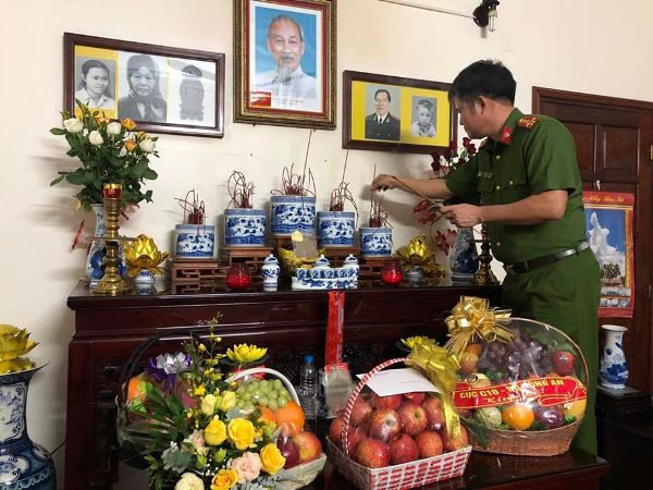 Đại tá Hà Mạnh Hùng, Trường CAQ Hoàn Kiếm dâng hương tưởng nhớ, tri ân những đóng góp to lớn của các đồng chí nguyên là lãnh đạo Bộ Công an qua các thời kỳ