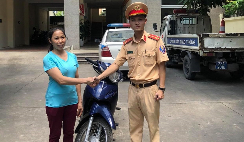 Chị Lương vui mừng khi được Đội CSGT số 9 mời lên nhận lại chiếc xe bị mất