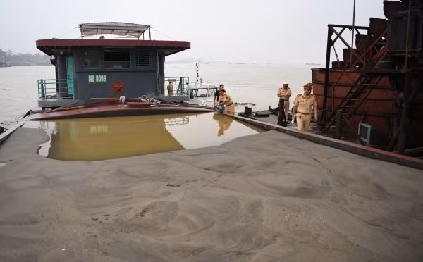 Lực lượng chức năng phát hiện thu giữ tang vật có liên quan