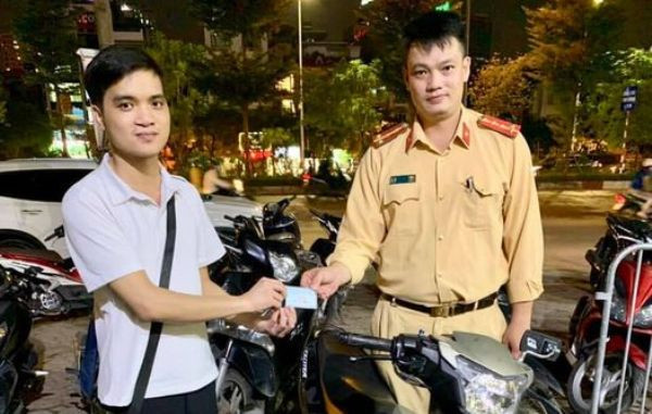 CSGT trao lại chiếc xe máy bị mất cho chủ phương tiện CSGT trao lại chiếc xe máy bị mất cho chủ phương tiện
