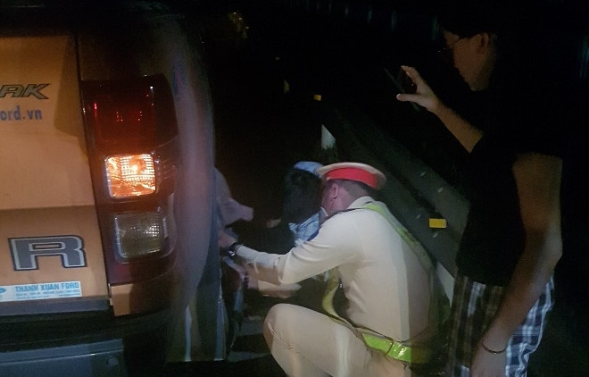 CSGT giúp đỡ lái xe khắc phục sự cố lốp xe hỏng trên cao tốc để đảm bảo an toàn CSGT giúp đỡ lái xe khắc phục sự cố lốp xe hỏng trên cao tốc để đảm bảo an toàn