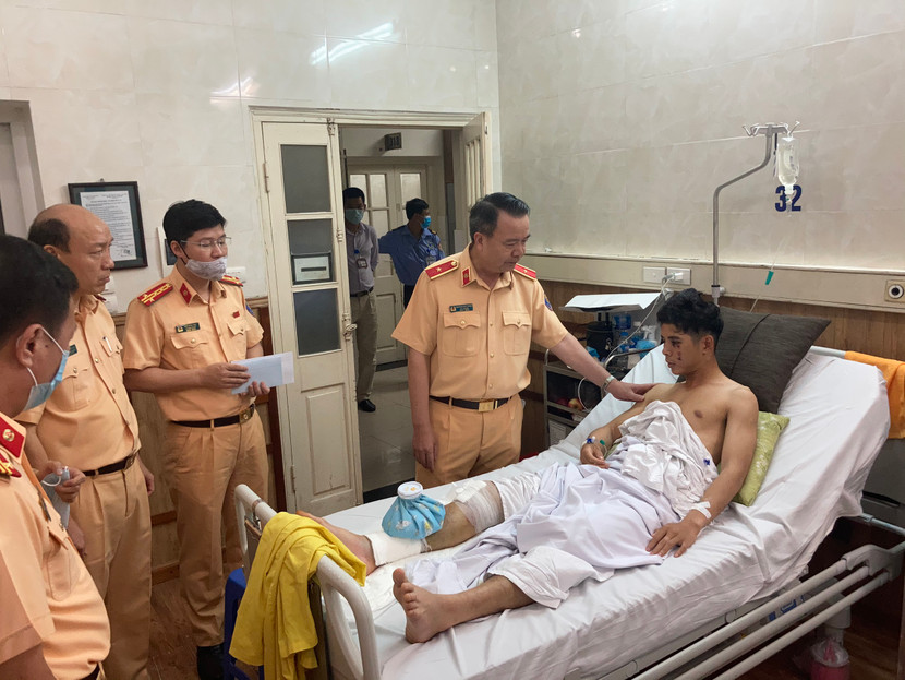 Thiếu tướng Nguyễn Văn Trung, Cục trưởng Cục CSGT Bộ Công an biểu dương tinh thần làm nhiệm vụ của Thiếu úy Lê Ngọc Sơn Thiếu tướng Nguyễn Văn Trung, Cục trưởng Cục CSGT Bộ Công an biểu dương tinh thần làm nhiệm vụ của Thiếu úy Lê Ngọc Sơn