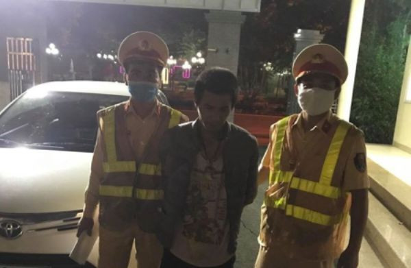 CSGT bắt giữ và đưa đối tượng Hiều cùng chiếc xe tang vật về CAH Đan Phượng đấu tranh xử lý