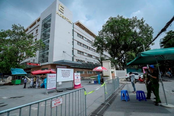 CAP Nghĩa Tân làm nhiệm vụ đảm bảo ANTT phục vụ công tác phòng, chống dịch tại khu vực cổng bệnh viện E