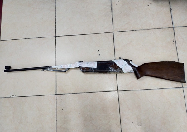 Khẩu súng và nhiều ma túy, cùng dao kiếm các loại các đối tượng cất giấu trong phòng , đã bị Phòng CSHS cùng CAP Mỹ Đình 2 phát hiện, thu giữ