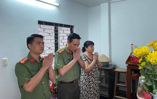 Ban chỉ huy CAQ Hoàn Kiếm cũng đến thăm, hỏi, tặng quà, dâng hương tri ân những đóng góp to lớn của các gia đình thân nhân liệt sỹ, anh hùng CAND trên địa bàn quận