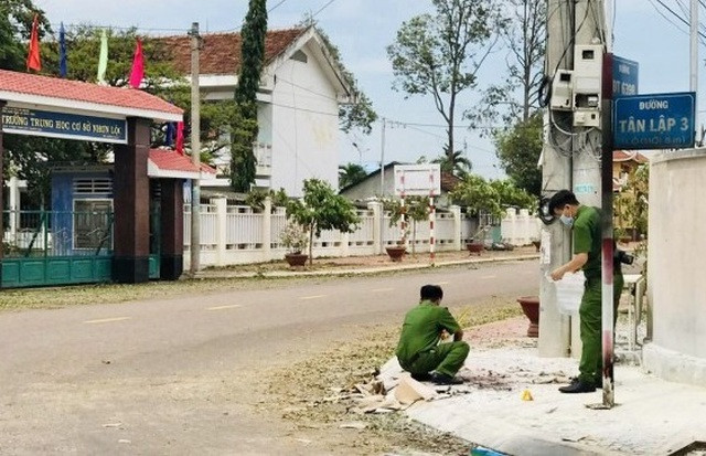 Tại hiện trường, cơ quan điều tra thu giữ 1 chiếc rìu, 2 con dao bầu và một số đồ vật khác