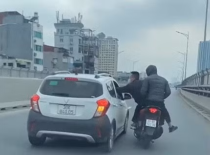 Hình ảnh 2 người đàn ông đi xe SH gây gổ, đe dọa lái xe ô tô ở đường Vành đai 2