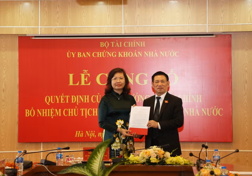 Bộ trưởng Tài chính Hồ Đức Phớc trao quyết định bổ nhiệm Chủ tịch Ủy ban Chứng khoán Nhà nước cho bà Vũ Thị Chân Phương Bộ trưởng Tài chính Hồ Đức Phớc trao quyết định bổ nhiệm Chủ tịch Ủy ban Chứng khoán Nhà nước cho bà Vũ Thị Chân Phương