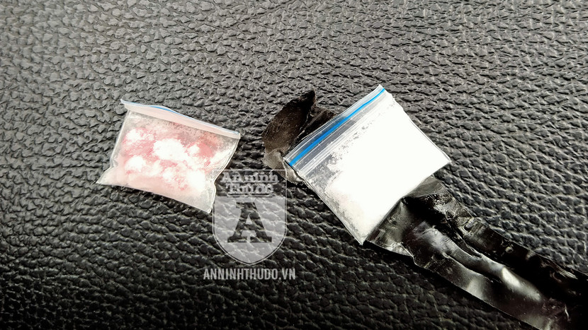 Hai gói ma túy được đối tượng giấu kỹ bằng cách cuốn nhiều lớp băng dinh đen Hai gói ma túy được đối tượng giấu kỹ bằng cách cuốn nhiều lớp băng dinh đen