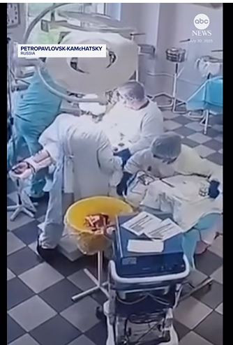 Ê-kíp bác sĩ phẫu thuật ở Kamchatka, Nga phải giữ bàn mổ khi động đất gây rung lắc, sau đó ca mổ lại tiếp tục