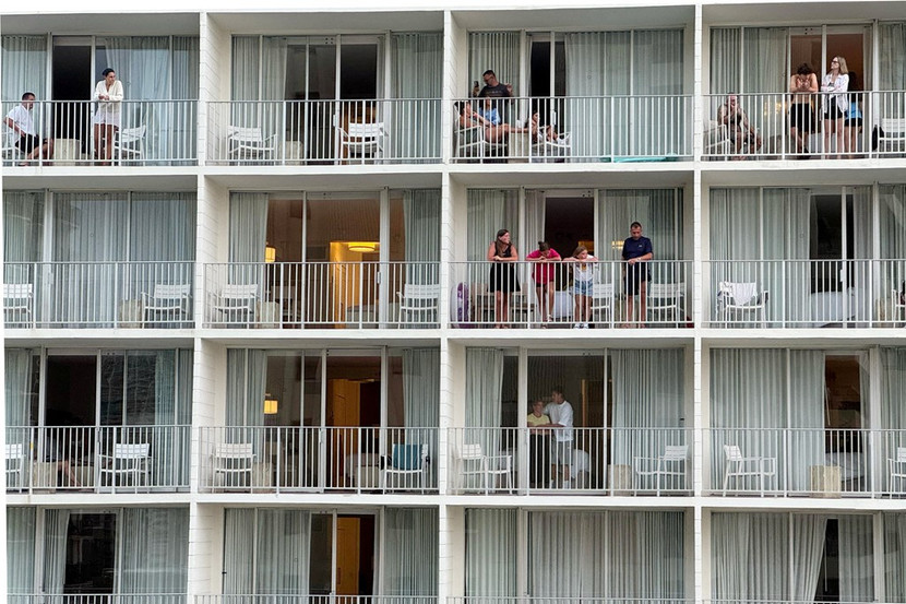 Khách du lịch ở khu nghỉ dưỡng Alohilani, Hawaii chuyển dần lên các tầng cao hơn