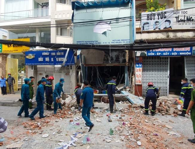 Lực lượng chức năng khám nghiệm hiện trường vụ nổ