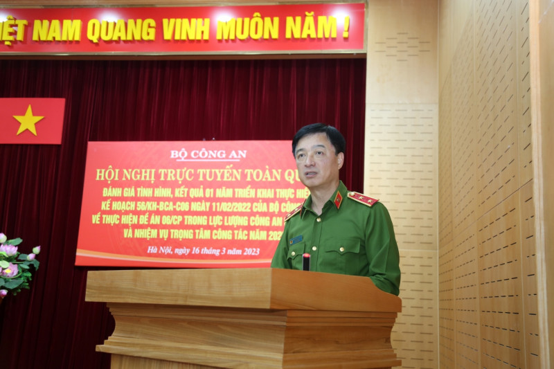 Trung tướng Nguyễn Duy Ngọc chủ trì tham luận tại hội nghị