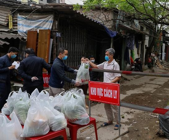 Cung cấp lương thực, thực phẩm cho người dân ở khu vực cách ly do dịch Covid-19 Cung cấp lương thực, thực phẩm cho người dân ở khu vực cách ly do dịch Covid-19