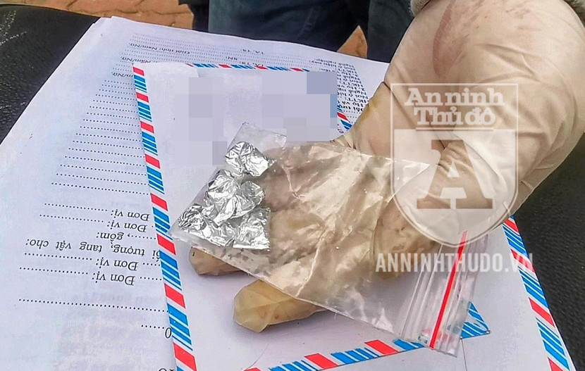 Năm gói heroin mà đối tượng mua về để sử dụng