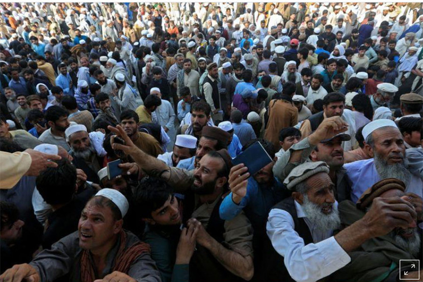 Gần 3.000 người chen chân xin được cấp thị thực dẫn đến cảnh giẫm đạp ngoài kiểm soát Gần 3.000 người chen chân xin được cấp thị thực dẫn đến cảnh giẫm đạp ngoài kiểm soát