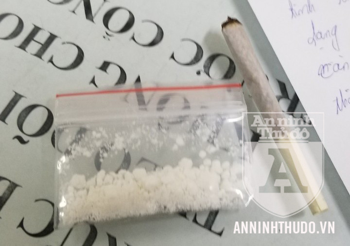 Gói cocain mà đối tượng giấu trong túi quần, và nói dối là... ma túy đá