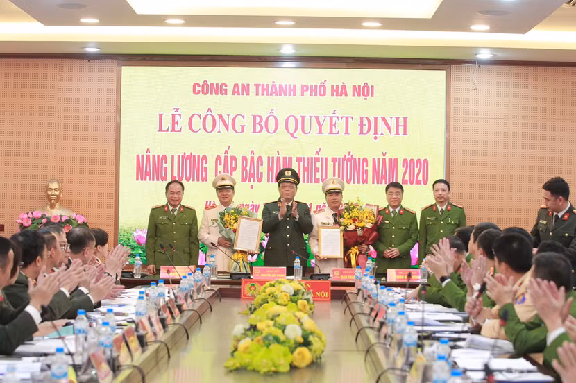 Thiếu tướng Nguyễn Hải Trung cùng các đồng chí trong Ban Giám đốc chúc mừng Thiếu tướng Đào Thanh Hải và Thiếu tướng Đoàn Ngọc Hùng nhận Quyết định nâng lương cấp bậc hàm Thiếu tướng Nguyễn Hải Trung cùng các đồng chí trong Ban Giám đốc chúc mừng Thiếu tướng Đào Thanh Hải và Thiếu tướng Đoàn Ngọc Hùng nhận Quyết định nâng lương cấp bậc hàm