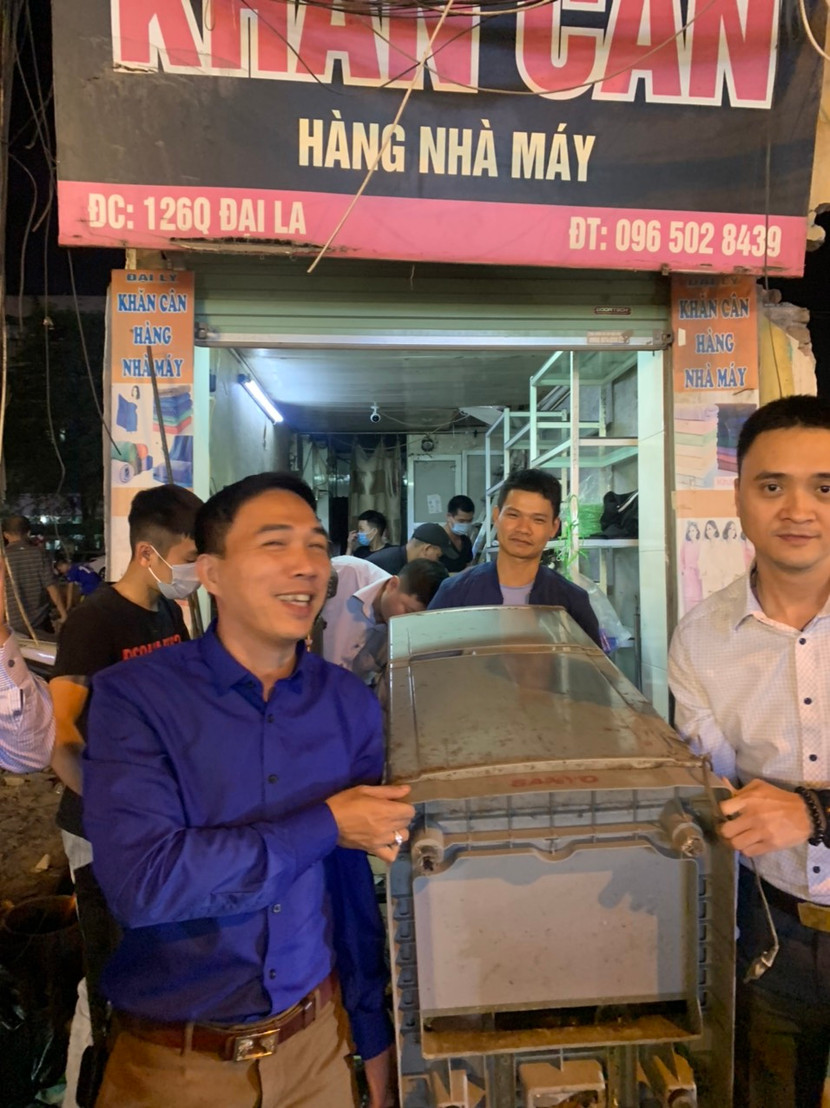 Người dân hồ hởi, tự nguyện chuyển đồ đạc, bàn giao mặt bằng cho cơ quan chức năng (ảnh chụp lúc 19h ngày 12-11) Người dân hồ hởi, tự nguyện chuyển đồ đạc, bàn giao mặt bằng cho cơ quan chức năng (ảnh chụp lúc 19h ngày 12-11)